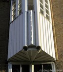 Erker, voor de restauratie (onder meer zonder glas in lood).
              <br/>
              Gert-Jan Lobbes, maart 2016